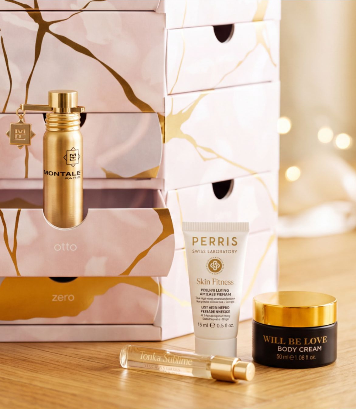 Davanti al calendario ALTROVE, con i cassetti «otto» e «zero», un flacone dorato Montale Paris, il tubo Perris Swiss Laboratory «Skin Fitness», la crema corpo «Will Be Love» e la fiala «Tonka Sublime»